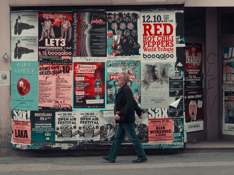 ¿Es legal pegar carteles publicitarios en la calle?